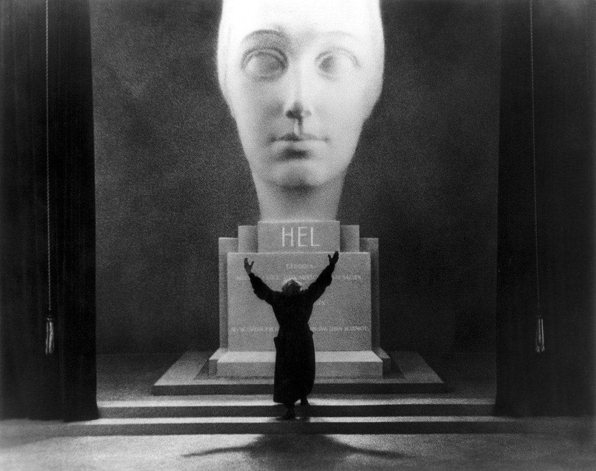 Metropolis: Hel surrounded by machinery and light.