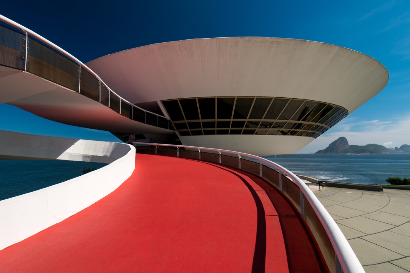 Niterói Contemporary Art Museum: a circular concrete building suspended over a slope.